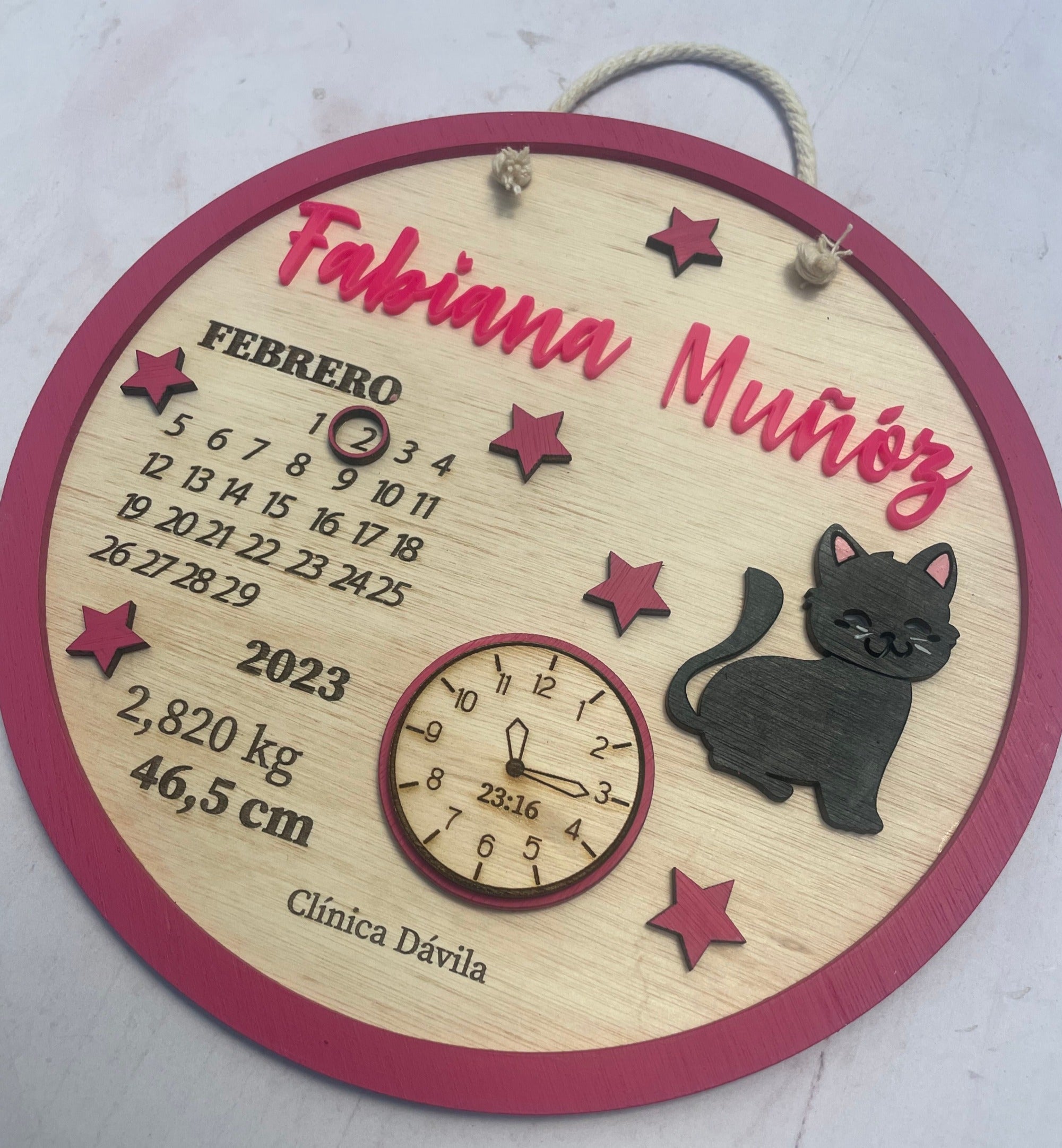 Cartel con datos y gato