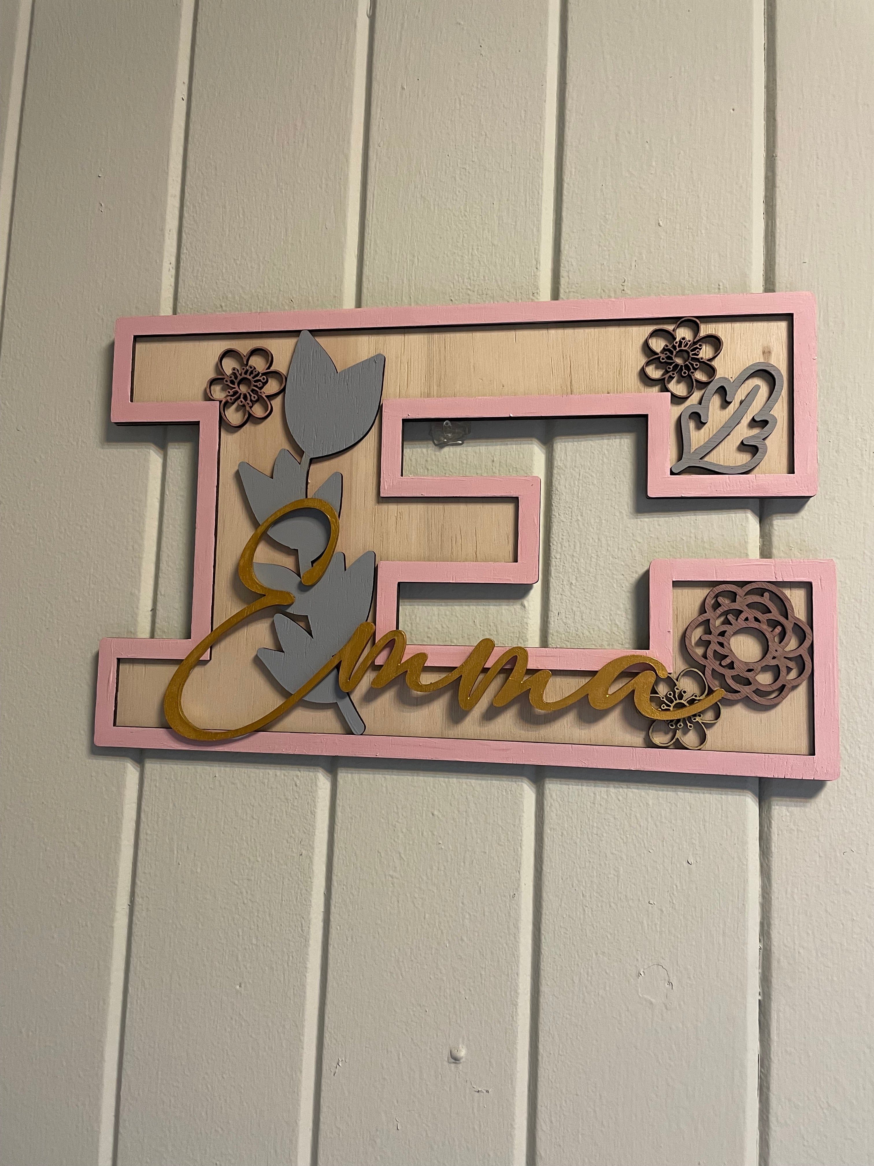 Inicial con nombre y flores