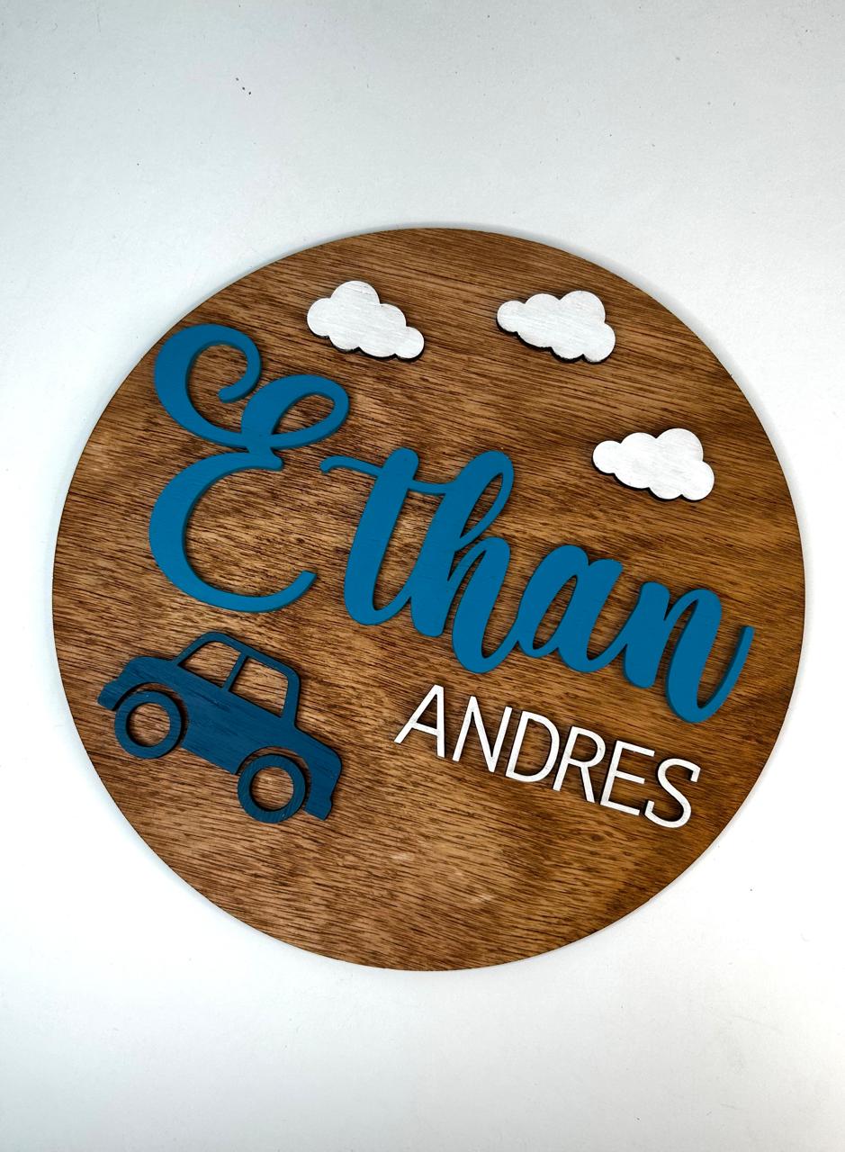 Cartel nombre con auto y nubes