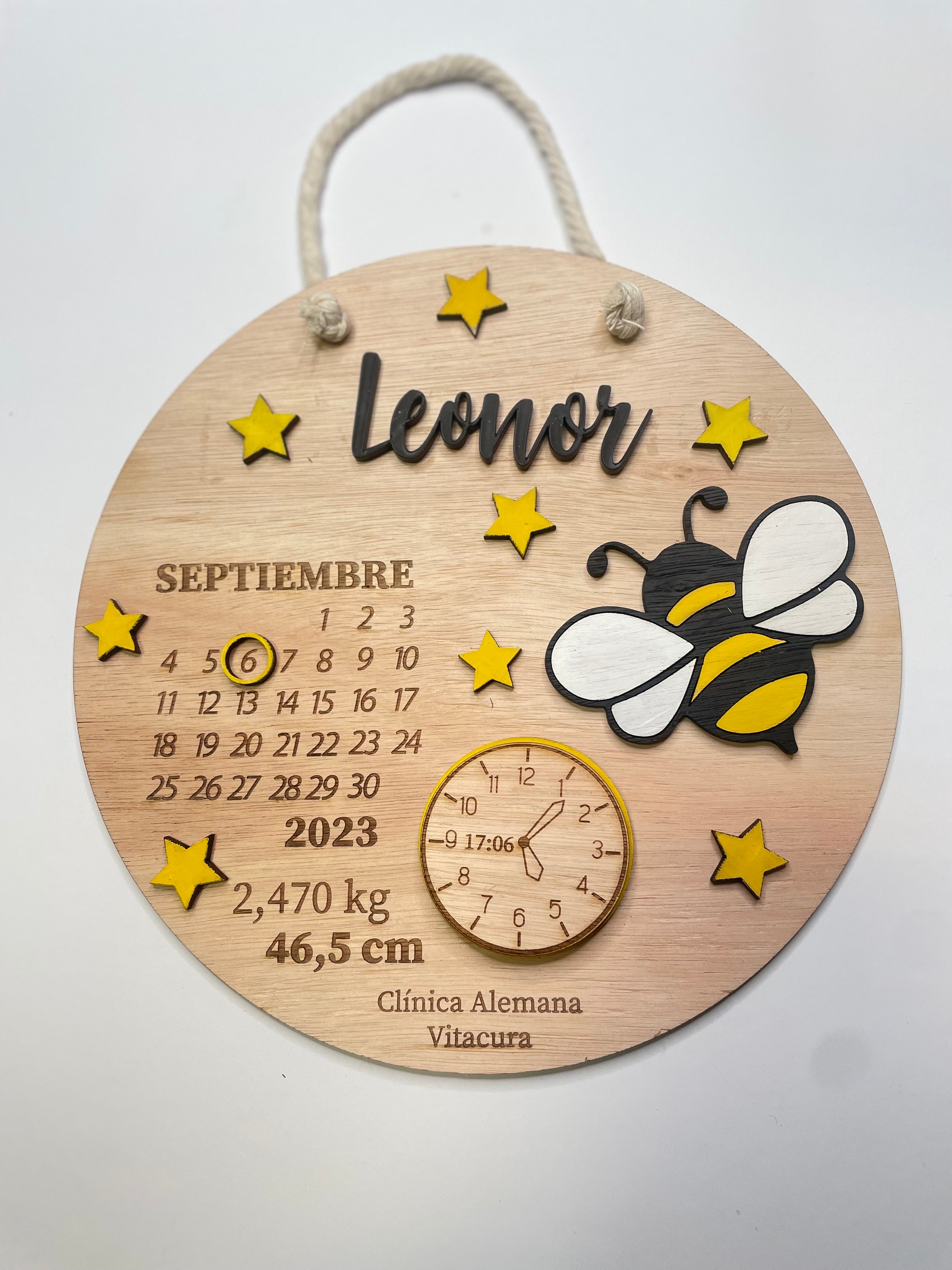 Cartel datos de nacimiento con abeja