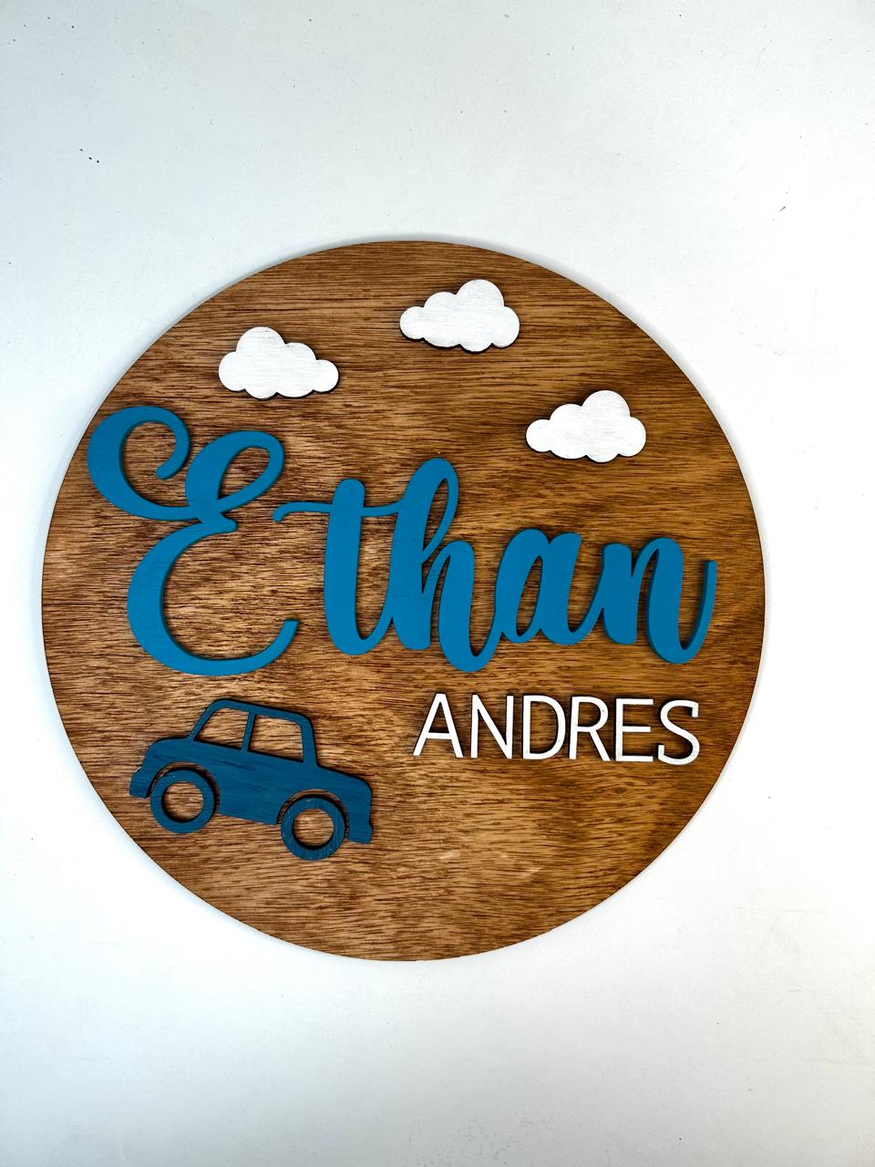 Cartel nombre con auto y nubes