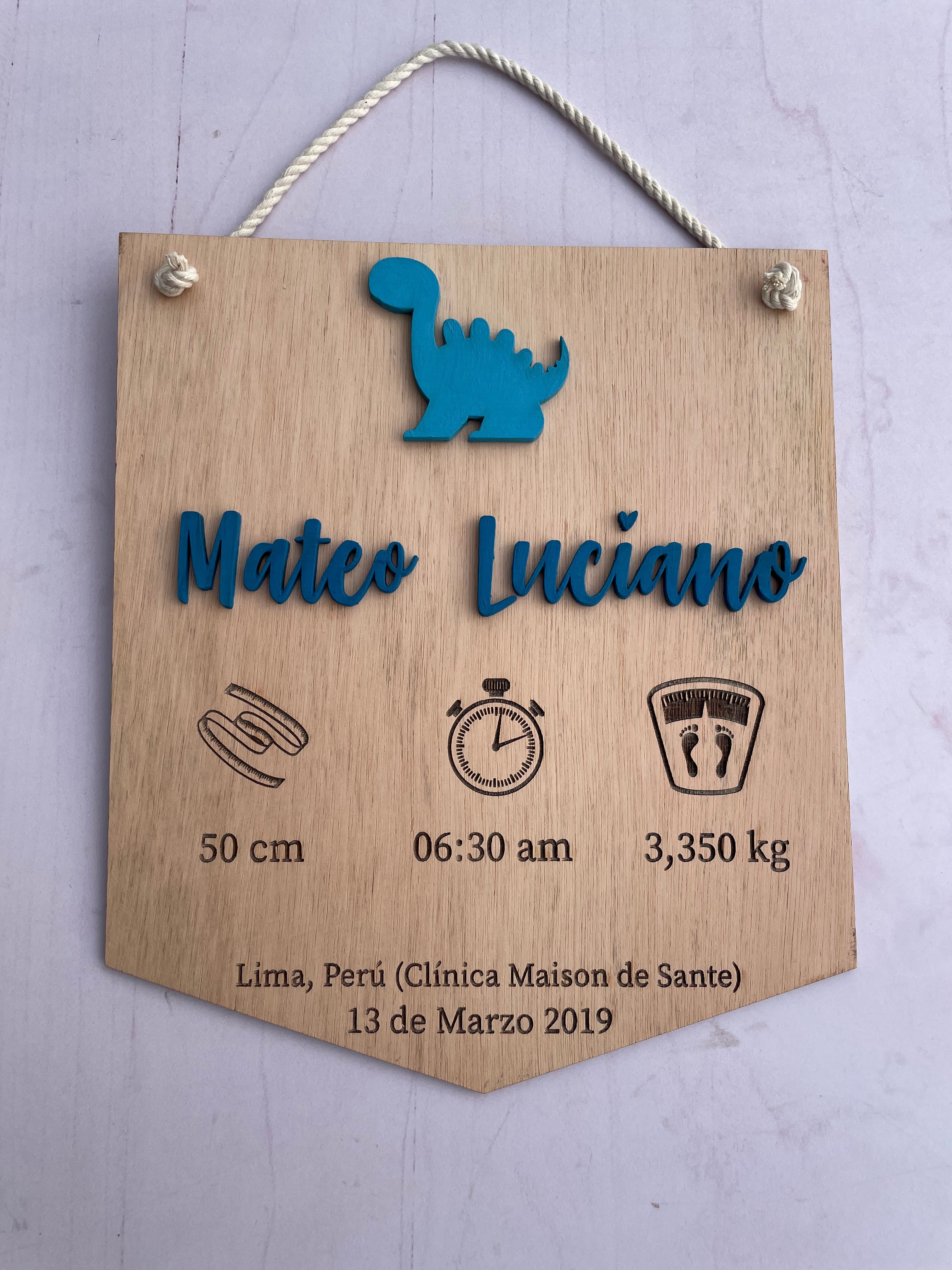 Cartel datos de nacimiento dinosaurio relieve